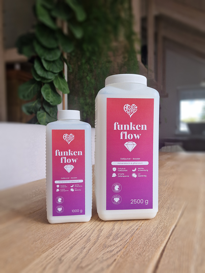 Größenvergleich von Funkenflow Gießpulver-Booster: Die 1000g und 2500g Flaschen nebeneinander auf einem Holztisch.