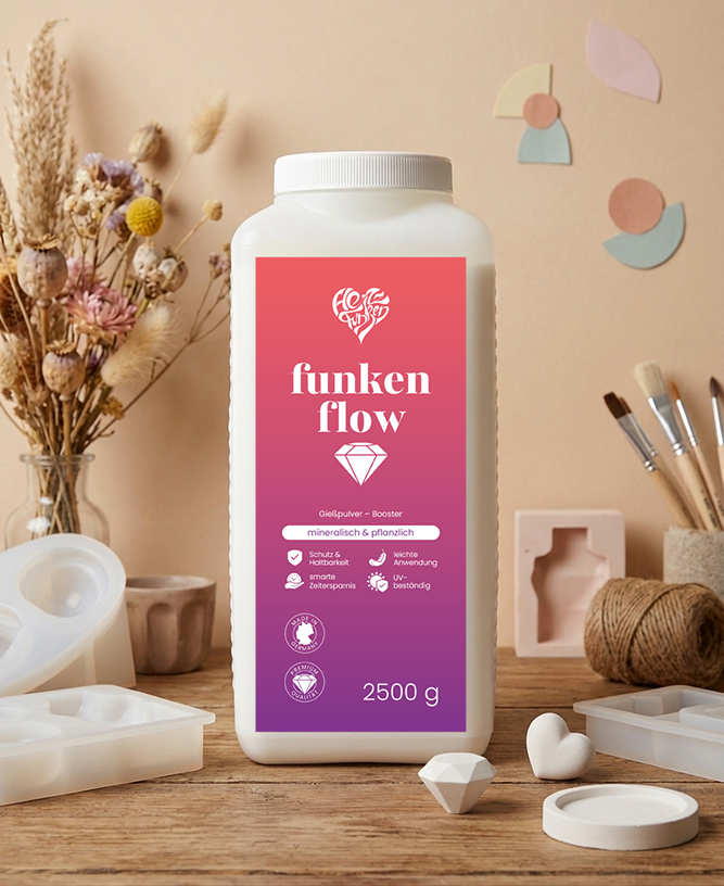 Funkenflow 2500 g – Flüssiger Booster für Gießpulver (Titelbild) Funkenflow 2500g Flasche als Hauptbild: Flüssiger Gießpulver Booster von Herzfunken umgeben von Bastelzubehör und Gießformen.