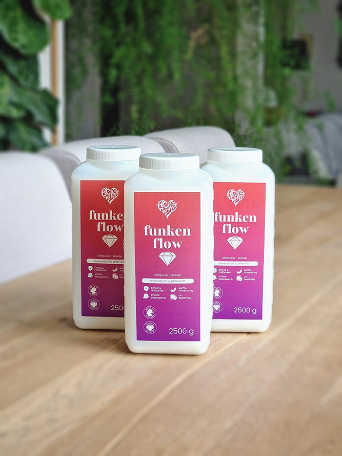 Drei Flaschen Funkenflow 2500g Gießpulver-Booster nebeneinander als Vorratspack von Herzfunken.